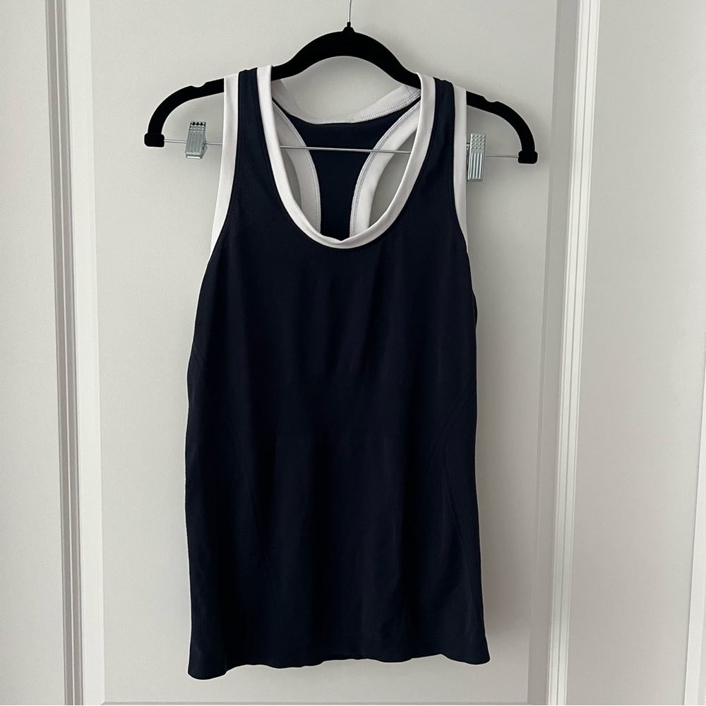 Athleta Momentum Seamless Tank in navy with white trim